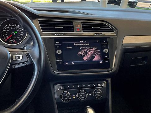 Used 2018 Volkswagen Tiguan SE w/ Panoramic Sunroof Package image 5