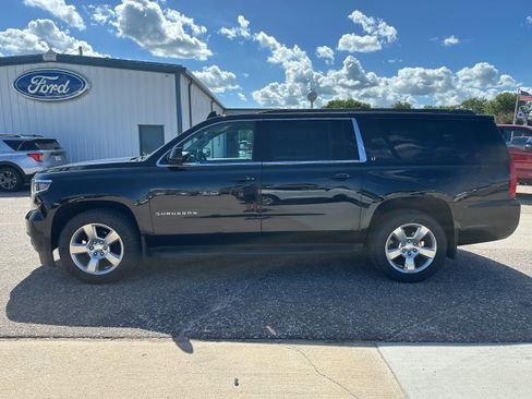 Used 2020 Chevrolet Suburban LT w/ Luxury Package AWD/4WD image 3