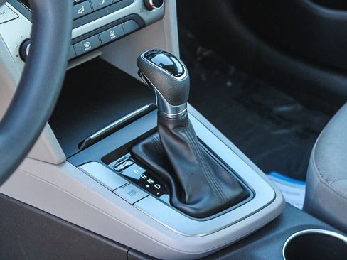 Used 2017 Hyundai Elantra SE image 26