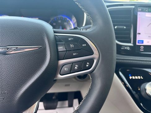 Used 2022 Chrysler Pacifica Touring-L AWD/4WD image 18