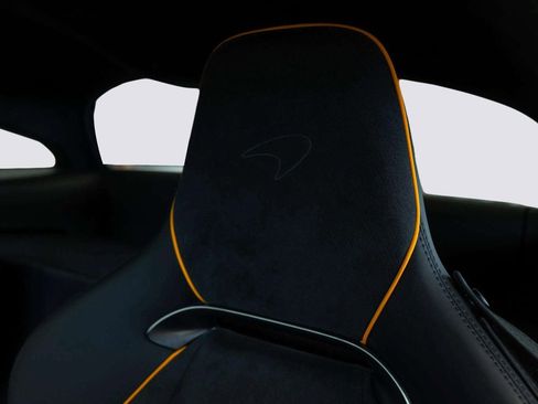 Used 2024 McLaren Artura image 21