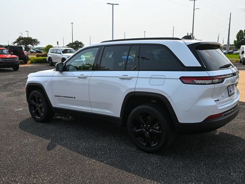 Used 2023 Jeep Grand Cherokee Altitude AWD/4WD image 7
