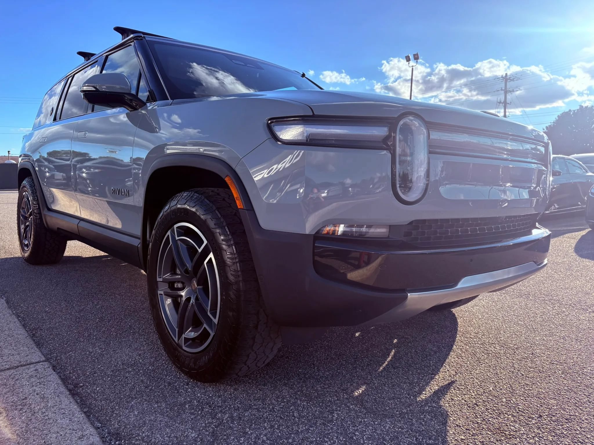 Used 2025 Rivian R1S Adventure Dual AWD/4WD image 26