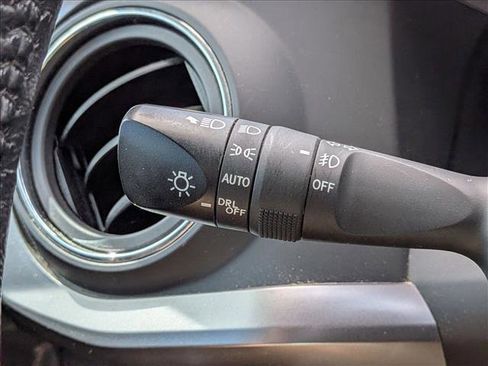 Used 2022 Toyota Tacoma SR5 w/ Technology Package image 9