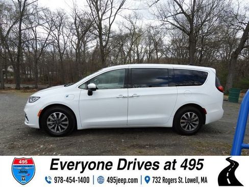 Used 2023 Chrysler Pacifica Touring-L FWD image 2