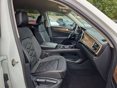 Used 2025 Volkswagen Atlas SE AWD/4WD image 32