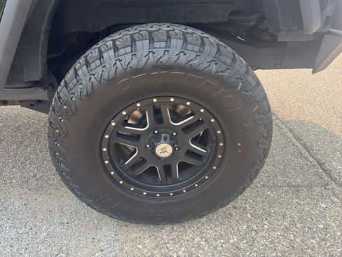 Used 2011 Jeep Wrangler Unlimited Rubicon w/ Connectivity Group AWD/4WD image 12