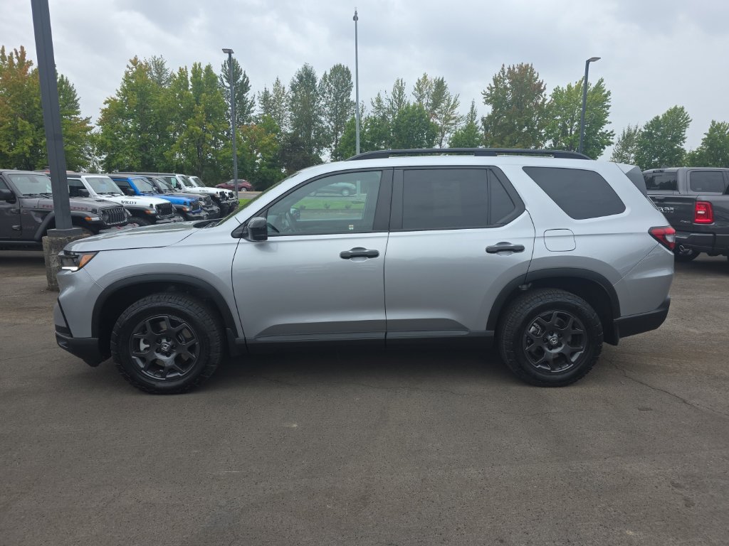 Used 2025 Honda Pilot TrailSport image 2