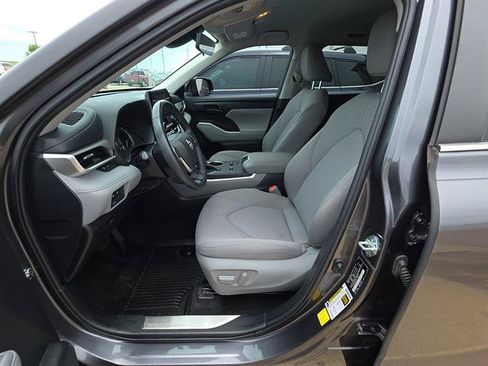 Used 2023 Toyota Highlander LE FWD image 8