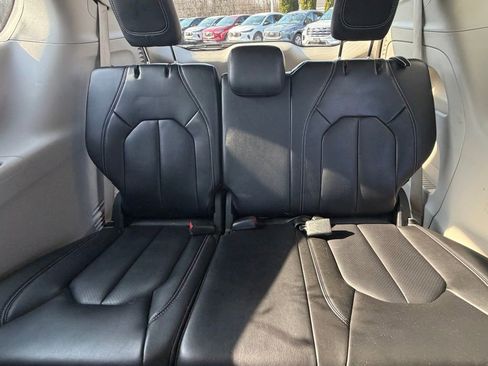 Used 2023 Chrysler Pacifica Touring-L image 16