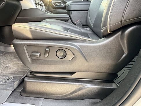 Used 2023 GMC Yukon SLT w/ SLT Luxury Package image 23