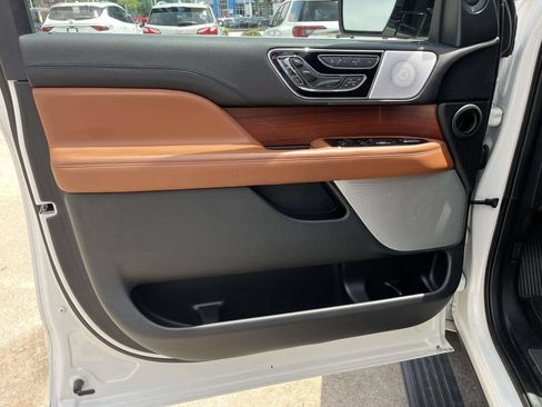 Used 2021 Lincoln Navigator Reserve w/ Luxury Package AWD/4WD image 17