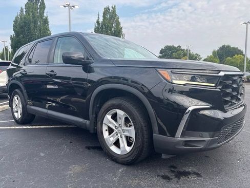 Used 2023 Honda Pilot LX image 3