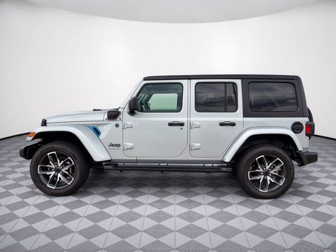 Used 2024 Jeep Wrangler Unlimited AWD/4WD image 2
