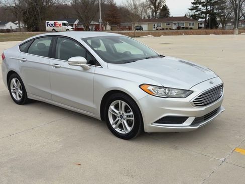 Used 2018 Ford Fusion SE image 2