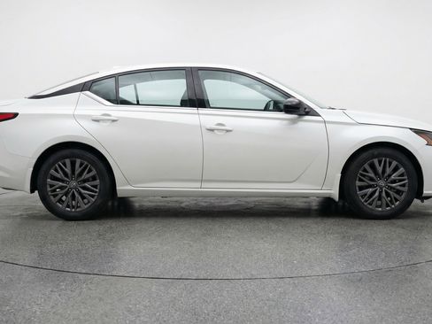 Used 2025 Nissan Altima 2.5 SV FWD image 11