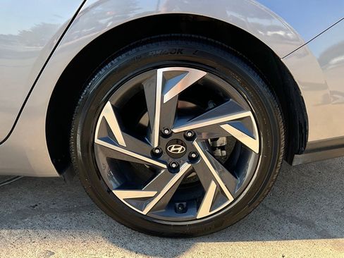 Used 2025 Hyundai Elantra Limited image 9