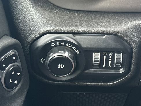 Used 2018 Jeep Wrangler Sport image 25