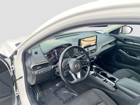 Used 2023 Nissan Altima 2.5 SV w/ SV Premium Package image 9