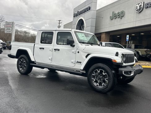 New 2026 Jeep Gladiator Sahara image 18