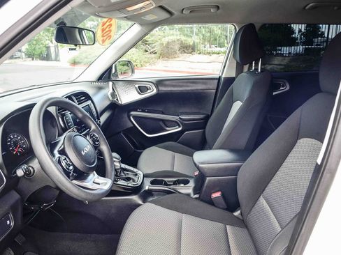 Used 2022 Kia Soul LX image 21