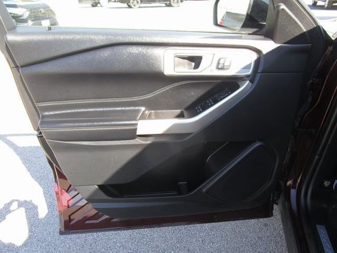 Used 2022 Ford Explorer Limited w/ Equipment Group 301A image 29