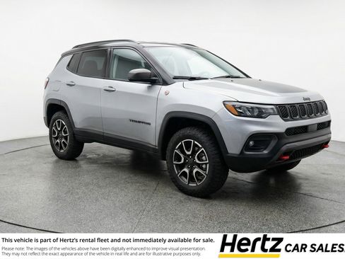 Used 2025 Jeep Compass Trailhawk AWD/4WD image 1