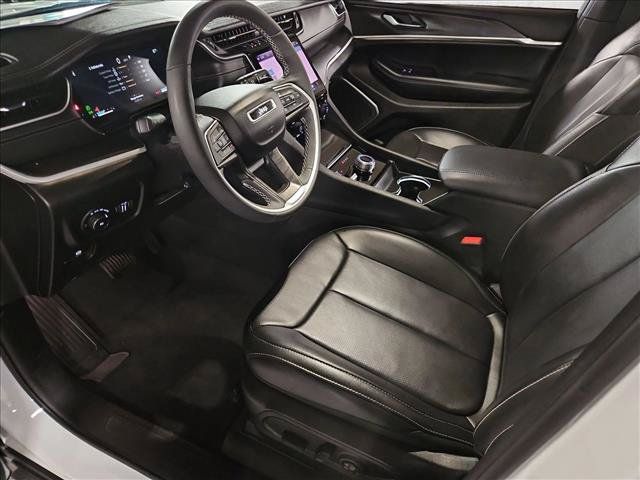 Used 2024 Jeep Grand Cherokee Limited w/ Luxury Tech Group II AWD/4WD image 10