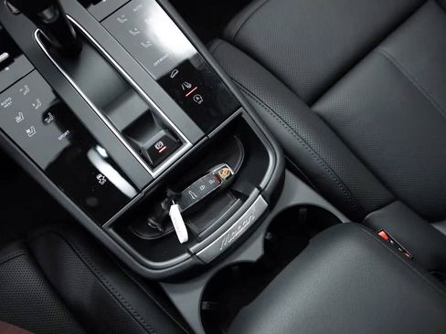 Certified 2026 Porsche Macan AWD/4WD image 33