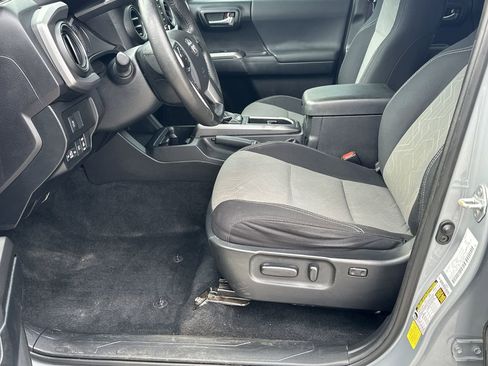 Used 2021 Toyota Tacoma TRD Sport image 9