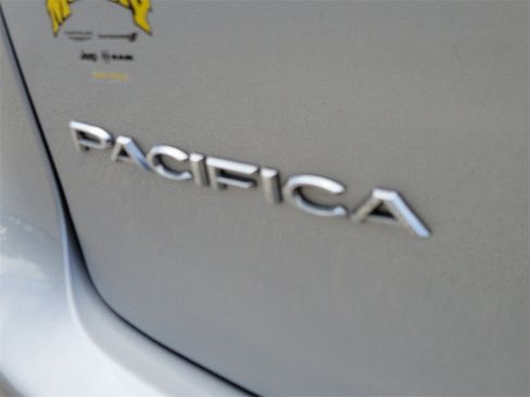 Certified 2024 Chrysler Pacifica Touring-L image 8