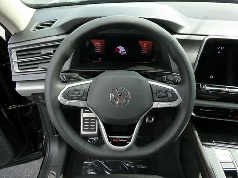 New 2025 Volkswagen Atlas Peak Edition SE image 4