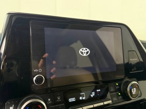Used 2024 Toyota Highlander XLE FWD image 17