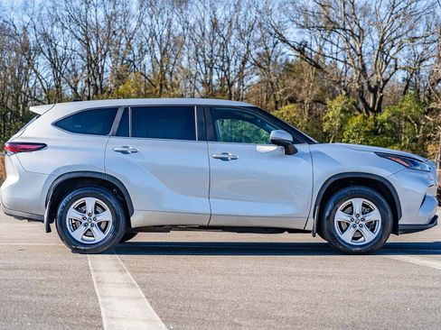 Used 2024 Toyota Highlander LE image 8