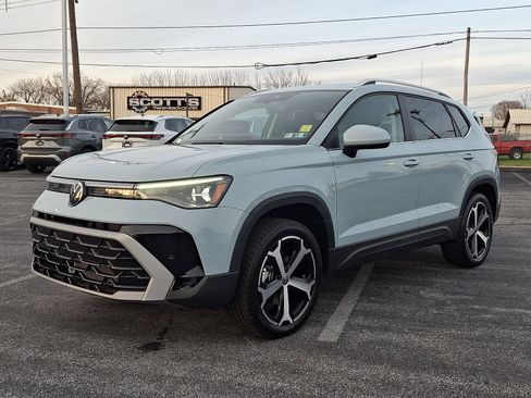 New 2026 Volkswagen Taos SEL image 3