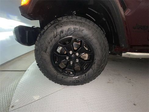 Used 2021 Jeep Gladiator Willys image 10