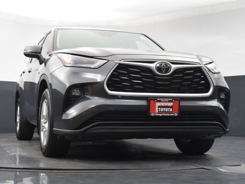Used 2024 Toyota Highlander LE AWD/4WD image 31