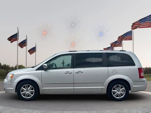 Used 2008 Chrysler Town & Country Limited w/ Entertainment Group #3 FWD image 4