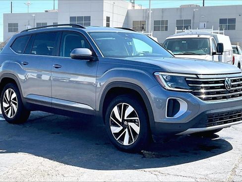 Used 2025 Volkswagen Atlas SE FWD image 1