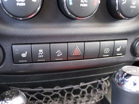 Used 2016 Jeep Wrangler Unlimited Sahara w/ Dual Top Group AWD/4WD image 8