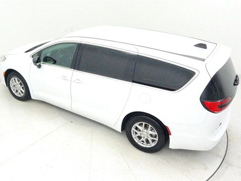 Used 2024 Chrysler Pacifica Touring-L image 37