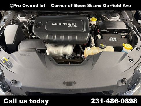 Used 2019 Jeep Cherokee Latitude Plus w/ Cold Weather Group AWD/4WD image 3