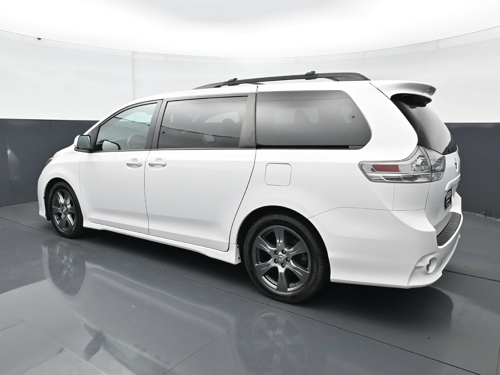 Used 2017 Toyota Sienna SE w/ SE Preferred Package FWD image 4