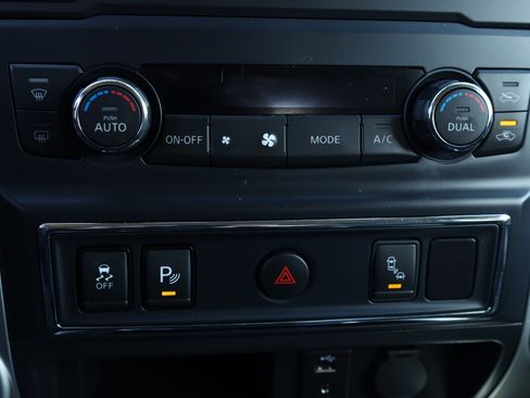 Used 2017 Nissan Titan SL image 9