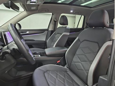 Used 2025 Volkswagen Atlas Peak Edition SE image 22