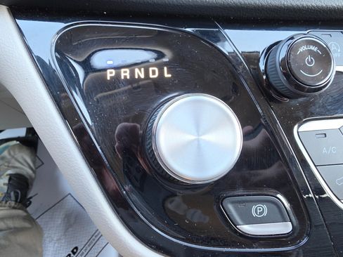 Used 2024 Chrysler Pacifica Touring-L FWD image 45