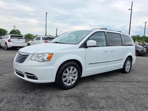 Used 2016 Chrysler Town & Country Touring FWD image 2
