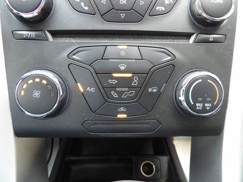 Used 2016 Ford Fusion SE w/ Equipment Group 201A FWD image 27