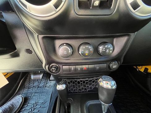 Used 2015 Jeep Wrangler Unlimited Sahara w/ Connectivity Group AWD/4WD image 24