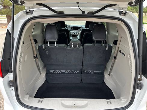 Used 2018 Chrysler Pacifica Limited FWD image 16